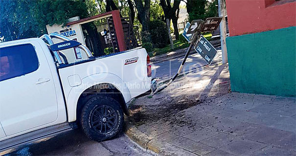 Colisión entre dos camionetas en zona urbana de Mercedes